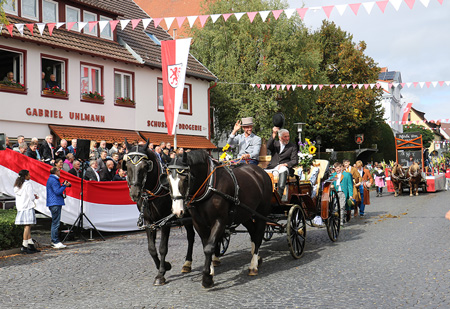 festlich geschmückte Kutsche beim Festumzug